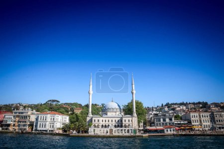 Téléchargez les photos : ISTANBUL, TURQUIE - 22 MAI 2022 : mosquée beylerbeyi, également appelée hamid i evvel camii, en face du détroit du Bosphore dans le district d'uskudar. C'est une mosquée musulmane ottomane. - en image libre de droit