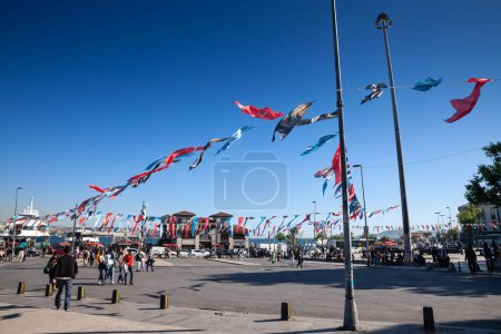 Foto de ISTANBUL, TURQUÍA - 22 DE MAYO DE 2022: Barbaros Meydani y Besiktas Meydani plazas con personas que pasan por delante del Bósforo. Es una plaza importante del distrito de Besiktas. - Imagen libre de derechos