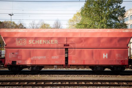 Foto de SITTARD, PAÍSES BAJOS - 10 DE NOVIEMBRE DE 2022: DB Schenker logo on a freight cargo wagon in a train in Sittard. DB Schenker, parte de Deutsche bahn, es una empresa alemana de logística que presta servicios de carga - Imagen libre de derechos