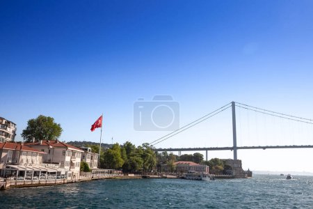 Foto de Puente del Bósforo; también llamado puente de los 15 mártires de julio o de 15 temmuz sehitler koprusu, visto desde abajo. es un puente en Estambul que conecta el lado asiático y europeo de Estambul, Turquía - Imagen libre de derechos