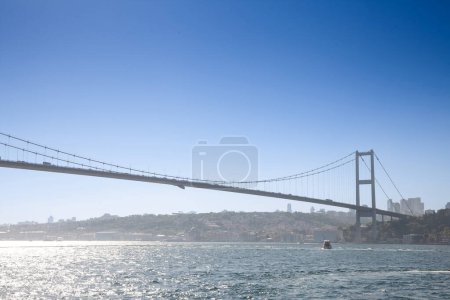 Téléchargez les photos : Flou sélectif sur le pont du Bosphore ; également appelé 15 pont des martyrs juillet ou 15 temmuz sehitler koprusu, vu de dessous. c'est un pont à Istanbul reliant le côté asiatique et européen. - en image libre de droit