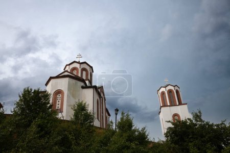 Téléchargez les photos : Panorama de l'église de Saint Théodore de Vrsac, également appelé crkva svetog teodora vrsackog, avec un ciel nuageux. C'est une église orthodoxe serbe dans la ville de Vrsac - en image libre de droit