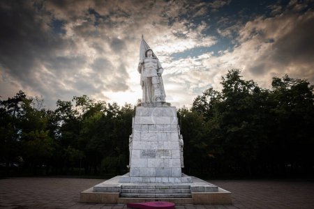 Foto de TIMISOARA, ROMANIA - SEPTEMBER 16, 2022: Timisoara monumentul ostasului necunoscut, or monument to the unknown soldier, a WWII memorial statue dedicated to Soviet and Romanian soldiers who died in the war, in anton scudier park - Imagen libre de derechos