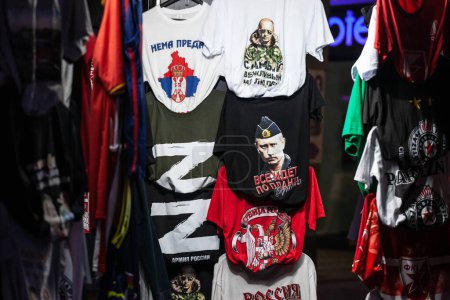 Foto de BELGRADE, SERBIA - SEPTEMBER 25, 2022: Selective blur on a T-Shirt with the Z letter and putin portraits in Belgrade, Serbia, supporting Russia and the war in Ukraine. - Imagen libre de derechos