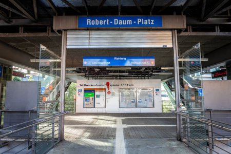 Foto de WUPPERTAL, GERMANY - NOVEMBER 11, 2022: Selective blur on the entrance to the Robert Daum Platz train station, part of the Wuppertal schwebebahn, the iconic suspension railway of the city - Imagen libre de derechos
