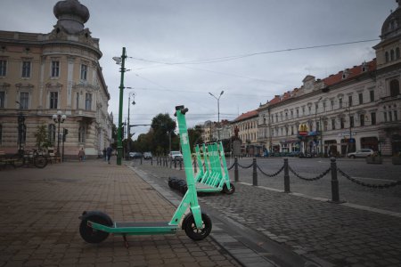 Téléchargez les photos : ARAD, ROMANIA - SEPTEMBER 17, 2022: Bolt logo on electric scooters to rent in Arad. Bold is an Estonian tech company specialized in vehicle sharing and fooddelivery spread in Europe - en image libre de droit