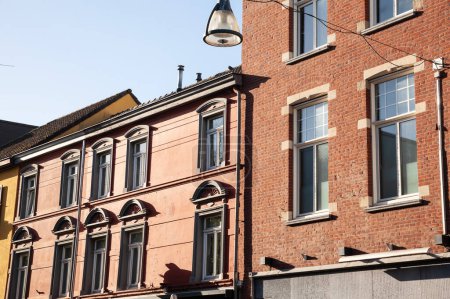 Foto de Typical facades of dutch architecture in the city center of Heerlen, Netherlands, with residential buildings, facades of red brick and flats - Imagen libre de derechos