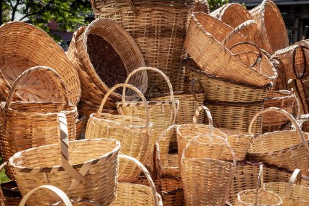 Téléchargez les photos : Many wicker baskets, shopping baskets, stacked, on display, for sale in a craftsman shop in an istanbul Market. These are traditional household items in Turkey - en image libre de droit