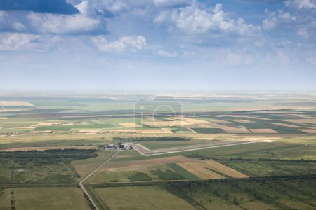 Téléchargez les photos : Panorama of the Vrsac airport with the terminal and the runways seen from above in summer. Vrsac airport is the main airport of vojvodina in eastern Serbia - en image libre de droit