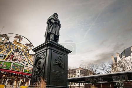 Foto de BONN, ALEMANIA - Estatua de Ludwig van Beethoven en la Munsterplatz de Bonn. Diseñado en 1845, está dedicado a Beethoven, cuyo lugar de nacimiento fue Bonn. - Imagen libre de derechos
