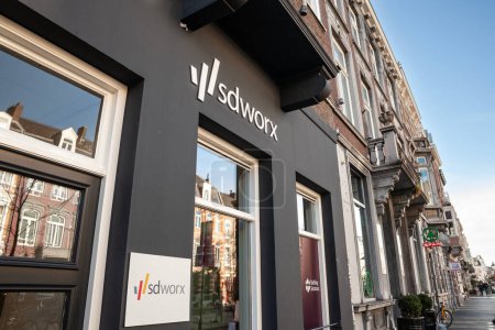 Téléchargez les photos : MAASTRICHT, NETHERLANDS - NOVEMBER 10, 2022: SDworx logo on their office for Maastricht. SD Worx is a belgian company specialized in HR, Human Resources, staffing, and recruitment. - en image libre de droit