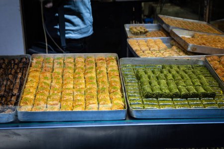 Foto de Desenfoque selectivo en baklava para la venta en una boutique de Estambul, Turquía. Baklava son un medio oriental dulce pastelería típica de la cocina turca - Imagen libre de derechos