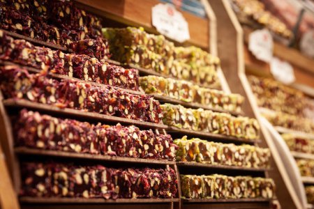 Foto de Selective blur on turkish delights, or rahalt lokum, for sale at a stall of Istanbul Misir Carsisi spice market. Lokum is an ottoman traditional confection sweet - Imagen libre de derechos