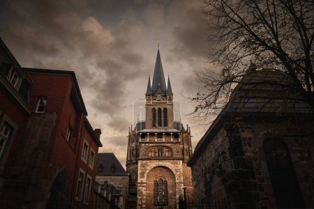 Foto de Aachen Cathedral seen from Domhof square. Aachen Cathedral, or Aachener Dom, is the main landmark of Aachen and a catholic church in Germany - Imagen libre de derechos