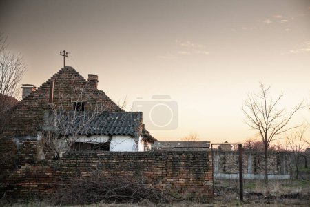 Téléchargez les photos : Façade d'une ancienne maison de ferme abandonnée à alibunar, banat, Voïvodine, en Serbie. La région des Balkans, en Europe, est frappée par un exode rural sévère et l'émigration déserte la région. - en image libre de droit