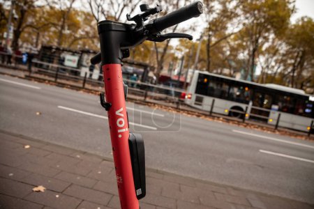 Téléchargez les photos : COLOGNE, ALLEMAGNE - 6 NOVEMBRE 2022 : Logo Voi sur scooters électriques à louer à Cologne. Voi Technology est une société technologique suédoise spécialisée dans le partage de véhicules répartis en Europe. - en image libre de droit