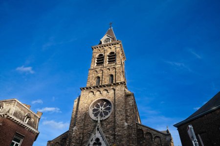 Foto de Iglesia de Eglise des Notre Dame des anges en Lieja, Bélgica. es una iglesia parroquial católica, con su típico campanario. - Imagen libre de derechos