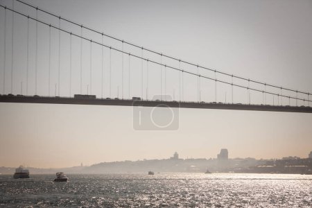 Téléchargez les photos : Flou sélectif sur le pont du Bosphore ; également appelé 15 pont des martyrs juillet ou 15 temmuz sehitler koprusu, vu de dessous avec des voitures et la conduite de camion. c'est un pont à Istanbul reliant le côté asiatique et européen. - en image libre de droit