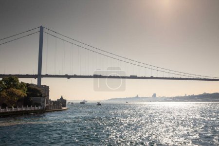 Foto de Desenfoque selectivo en el puente del Bósforo; también llamado puente de 15 mártires de julio o 15 temmuz sehitler koprusu, visto desde abajo. es un puente en Estambul que conecta el lado asiático y el europeo. - Imagen libre de derechos