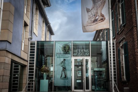 Foto de DUSSELDORF, ALEMANIA - 7 DE NOVIEMBRE DE 2022: Entrada al Museo Hetjens de Dusseldorf en Altstadt. Es un museo de arte y cerámica en el centro de la ciudad, un hito cultural. - Imagen libre de derechos