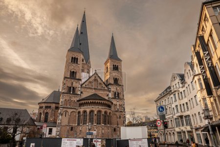 Téléchargez les photos : BONN, ALLEMAGNE - 11 NOVEMBRE 2022 : Panorama du centre-ville de Bonn avec le Bonner Munster, ou Bonner Minster, la cathédrale de Bonn, une église catholique médiévale majeure. - en image libre de droit
