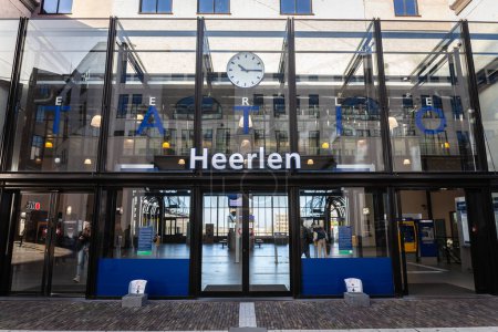 Foto de HEERLEN, PAÍSES BAJOS - 10 DE NOVIEMBRE DE 2022: Entrada principal a la estación de tren de Heerlen, o treinstation de Heerlen, uno de los principales centros de transporte de la provincia holandesa de Limburgo. - Imagen libre de derechos