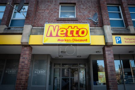 Téléchargez les photos : DORTMUND, ALLEMAGNE - 13 NOVEMBRE 2022 : Logo de réduction Netto Marken sur l'une de leurs boutiques pour l'Allemagne à Dortmund. Netto est une chaîne allemande de supermarchés à prix réduits développée dans le monde entier au sein du groupe Edeka.. - en image libre de droit
