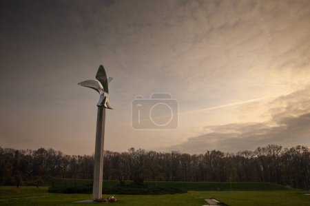 Foto de JAJINCI, SERBIA - 26 de noviembre de 2022: Monumento al Parque Memorial Jajinci, o Parque Spomen Jajinci, dedicado a las poblaciones de Belgrado que fueron asesinadas por los nazis durante la Segunda Guerra Mundial. - Imagen libre de derechos