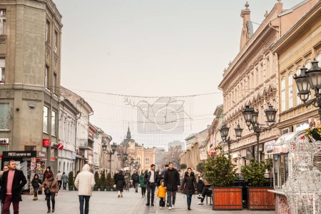 Téléchargez les photos : NOVI SAD, SERBIE - 14 JANVIER 2023 : Rue Zmaj Jovina Ulica, la principale rue piétonne du centre-ville de Novi Sad, la deuxième plus grande ville de Serbie et la principale de Voïvodine pendant un après-midi froid d'hiver. - en image libre de droit