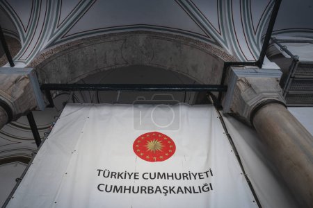 Foto de ISTANBUL, TURQUÍA - 22 DE MAYO DE 2022: Sello presidencial de pavo. Llamado turkiye cumhurbaskanligi forsu, es el logotipo oficial y símbolo del presidente del pavo, el jefe de estado de la república turca. - Imagen libre de derechos