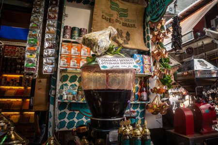Téléchargez les photos : ISTANBUL, TURQUIE - 22 MAI 2022 : Flou sélectif sur une cruche contenant Osmanli Serbeti. Aussi appelé Ottoma Sherbet, c'est un sorbet liquide, une boisson sucrée turque traditionnelle utilisée pour le dessert. - en image libre de droit