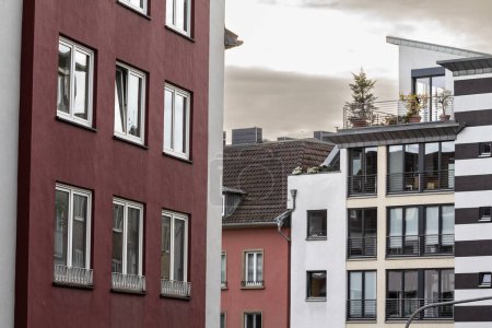 Foto de Calle residencial típica con edificios residenciales contemporáneos de varios pisos en una calle suburbana de Aquisgrán, Alemania, que se está desarrollando para bienes raíces en un fondo de Europa Occidental. - Imagen libre de derechos