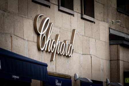 Foto de DUSSELDORF, ALEMANIA - 9 DE NOVIEMBRE DE 2022: Logotipo de Chopard frente a un minorista, un reloj y una boutique de joyas en Düsseldorf. Chopard es un relojero suizo de lujo, y joyero, símbolo de la artesanía de lujo suizo. - Imagen libre de derechos
