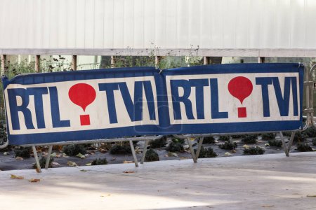 Foto de LIEGE, BÉLGICA - 9 DE NOVIEMBRE DE 2022: Logo de RTV TVI en su oficina en Lieja. RTL TVI, o Radio Televisión Luxemburgo Televisión Independiente es un canal de televisión belga de habla francesa. - Imagen libre de derechos