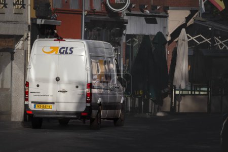 Foto de HEERLEN, PAÍSES BAJOS - 9 DE NOVIEMBRE DE 2022: logotipo de GLS en un camión de reparto en el centro de Heerlen. GLS, o General Logistics Systems, es una empresa holandesa que proporciona servicios de mensajería, paquetería y correo urgente.. - Imagen libre de derechos