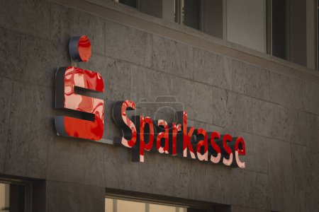 Téléchargez les photos : WUPPERTAL, ALLEMAGNE - 8 NOVEMBRE 2022 : Logo de Sparkasse sur leur bureau local de Wuppertal. il fait partie du groupe Sparkassen Finanzgruppen des banques publiques allemandes. - en image libre de droit