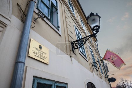 Téléchargez les photos : SREMSKI KARLOVCI, SERBIE - 12 FÉVRIER 2023 : Signe indiquant le consulat général de Sremski Karlovci, C'est la représentation diplomatique officielle du Monténégro en Voïvodine, Serbie. - en image libre de droit