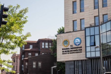 Téléchargez les photos : ISTANBUL, TURQUIE - 21 MAI 2022 : Bâtiment principal de l'Université d'Istanbul, pour les facultés des sciences aquatiques (Su Bilimleri Fakultesi). Istanbul Universitesi est la principale université en Turquie. - en image libre de droit