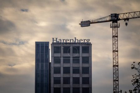 Foto de DORTMUND, ALEMANIA - 5 de noviembre de 2022: Logo del centro de la ciudad de Harenberg en su rascacielos. HCC Dortmund o Harenberg es una torre de oficinas, un parque de negocios en el centro de la ciudad de Dortmund. - Imagen libre de derechos
