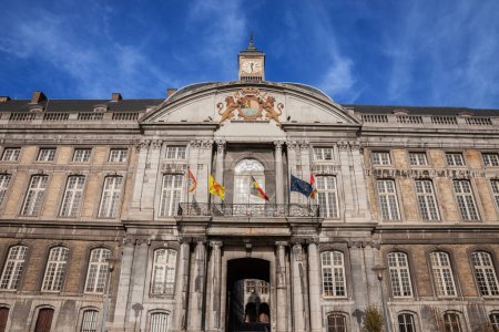 Fachada principal del Palais des princes eveques, o palacio de los obispos príncipes, en Lieja, Bélgica. Es un juzgado, un palacio de justicia, y un hito importante de la ciudad.