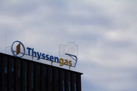 Téléchargez les photos : DORTMUND, ALLEMAGNE - 5 NOVEMBRE 2022 : Logo de Thyssengas sur leur bureau principal à Dortmund. Thyssen Gas est un opérateur énergétique allemand fournissant du gaz naturel. - en image libre de droit
