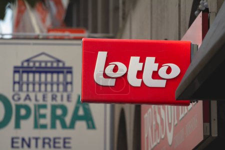 Foto de LIEGE, BÉLGICA - 6 DE NOVIEMBRE DE 2022: Lotto logo en una sala de juego local de Lieja. Lotto es parte de la Lotería Nacional Belga, llamada Loterie Nationale y Nationale Loterij, una institución de lotería. - Imagen libre de derechos