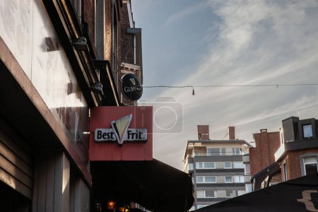 Téléchargez les photos : LIEGE, BELGIQUE - 9 NOVEMBRE 2022 : Signe d'une friterie belge de frites appelée Best Frit. c'est un fast food traditionnel de Belgique spécialisé dans les frites, ou frites, l'une des principales collations de Belgique. - en image libre de droit