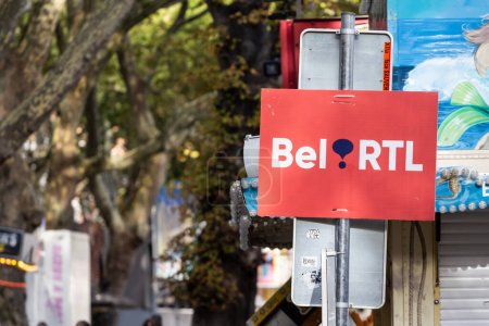 Foto de LIEGE, BÉLGICA - 9 DE NOVIEMBRE DE 2022: Logo de BEL RTL por su oficina en Lieja. Bel RTL, o Radio Televisión Luxemburgo es un canal de radio belga de habla francesa. - Imagen libre de derechos