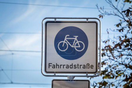 Foto de Signo de ruta del bulevar de la bicicleta alemana en Colonia con las menciones en alemán fahrradstrasse significa calle de la bicicleta en alemán. Es una calle de baja velocidad donde las bicicletas y las bicicletas tienen prioridad. - Imagen libre de derechos