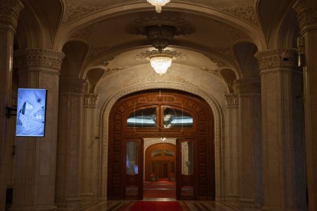 Foto de BUCHAREST, RUMANIA - 13 DE MARZO DE 2023: Desenfoque selectivo en las puertas de madera y diseño opulento del interior del palacio del parlamento rumano en Bucarest, un símbolo del comunismo rumano. - Imagen libre de derechos