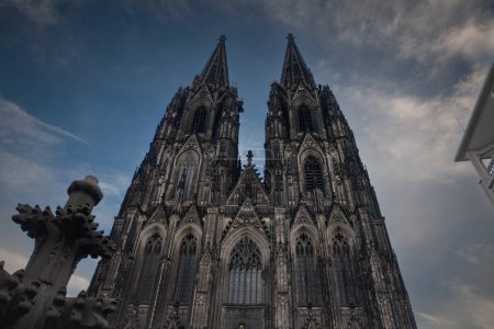 Der Kölner Dom von unten gesehen mit blauem Himmel. Der Kölner Dom ist das Wahrzeichen von Köln und eine katholische Kirche in Deutschland.