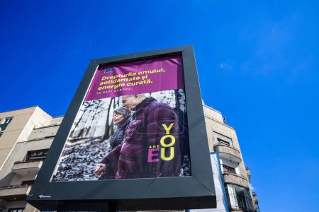 Foto de BUCHAREST, RUMANIA - 13 DE MARZO DE 2023: cartel promoviendo el papel de la Unión Europea en la defensa de los Derechos Humanos en un anuncio en el centro de Bucarest, como romania y miembro de la UE. - Imagen libre de derechos