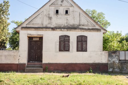 Fachada de un antiguo edificio de una granja abandonada en alibunar, banat, Voivodina, en Serbia. La región de los Balcanes, en Europa, se ve afectada por un grave éxodo rural y la emigración que abandona la zona.