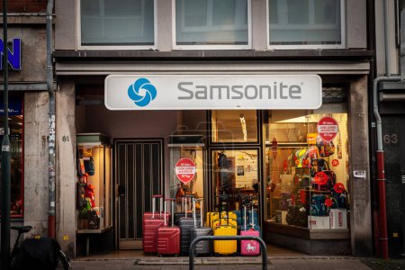 Téléchargez les photos : AACHEN, ALLEMAGNE - 8 NOVEMBRE 2022 : Logo Samsonite sur leur boutique à Aix-la-Chapelle. Samsonite International est un fabricant et détaillant de bagages américain. - en image libre de droit
